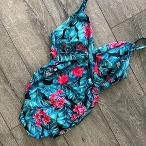 Emerald Bay swim size medium flattering tankini